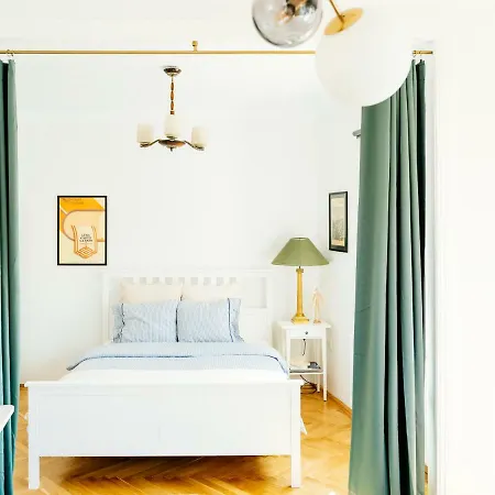 Retro In The Middle Of Old Town Apartment *