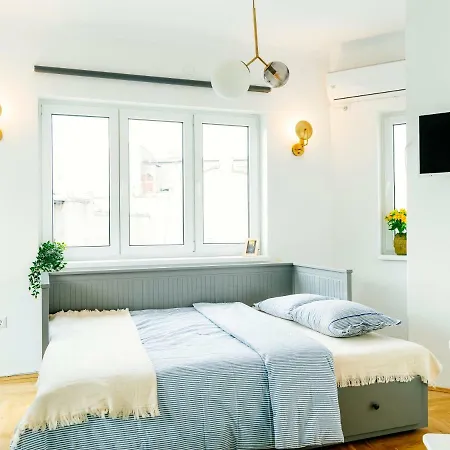 Retro In The Middle Of Old Town Apartment Bukarest