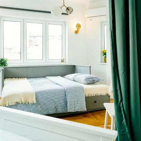 Retro In The Middle Of Old Town Apartment