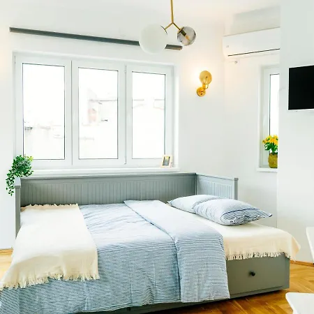 Retro In The Middle Of Old Town Apartment