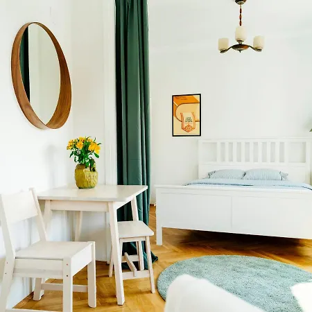 Retro In The Middle Of Old Town Apartment *