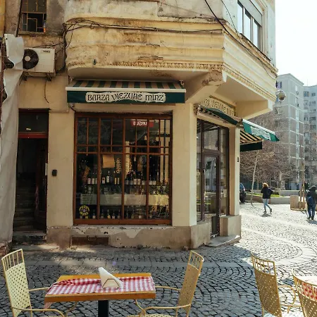 Retro In The Middle Of Old Town * Bukareszt