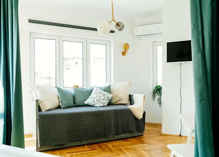 Retro In The Middle Of Old Town Bukurešť