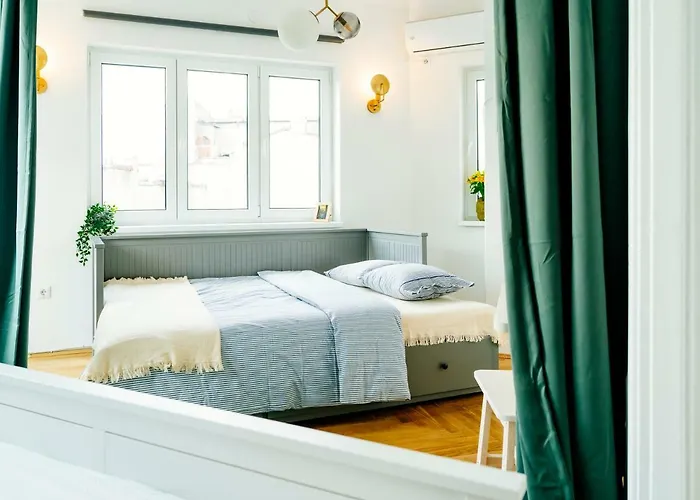 Retro In The Middle Of Old Town Apartment